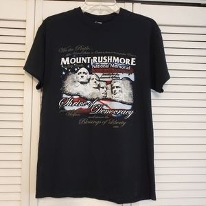 Gildan Mount Rushmore National Memorial Shirt, Size Medium